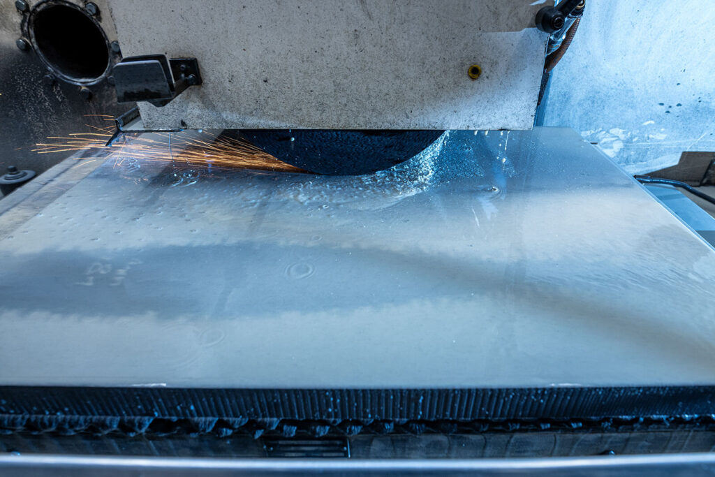 CNC-gesteuerte Flach- und Profilschleifmaschine - Bühlmann Maschinenbau Schachen
