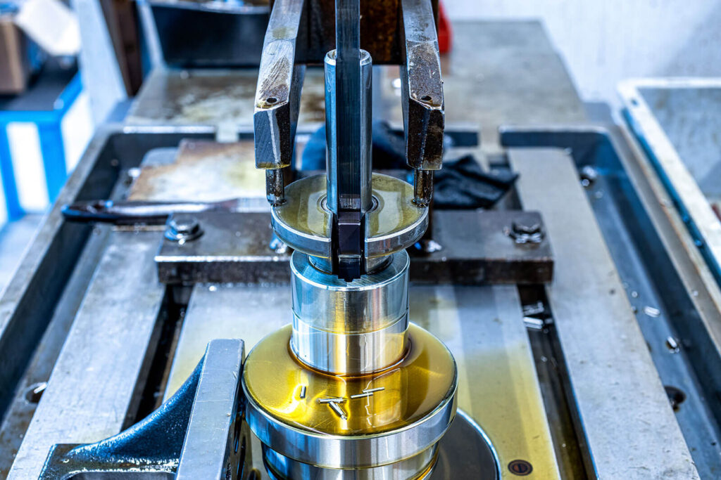 CNC-gesteuerte Nutenziehmaschine - Bühlmann Maschinenbau Schachen