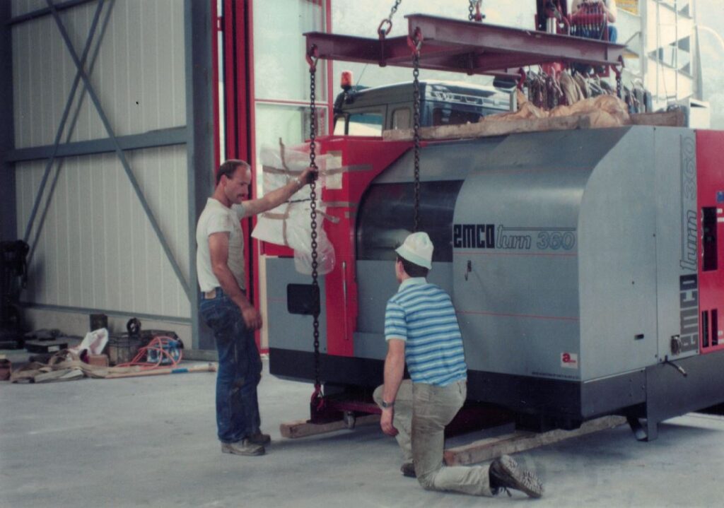 Zwei Männer vor der Emco turn Maschine