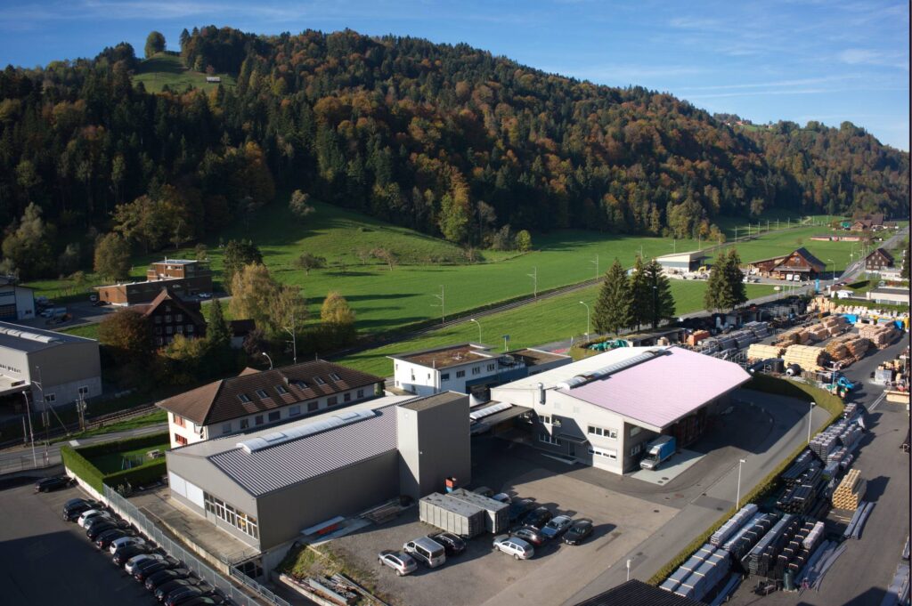 Der fertige Hallenbau in Schachen von oben